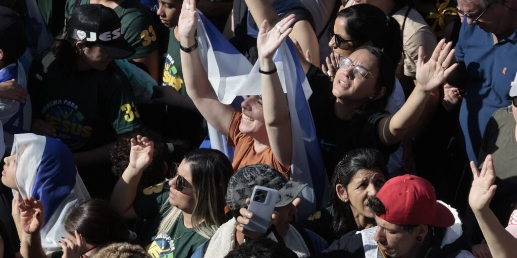 Marcha para Jesus mantém tom político com milhares de pessoas