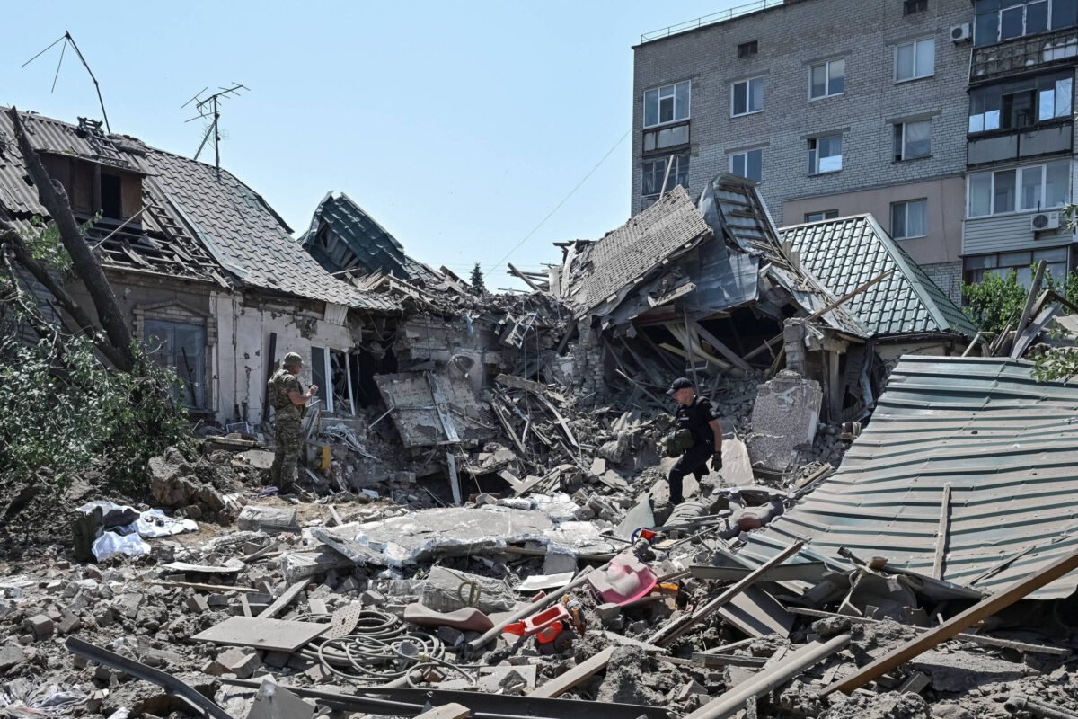 Putin faz maior ataque e acelera ofensiva; Kiev mira base