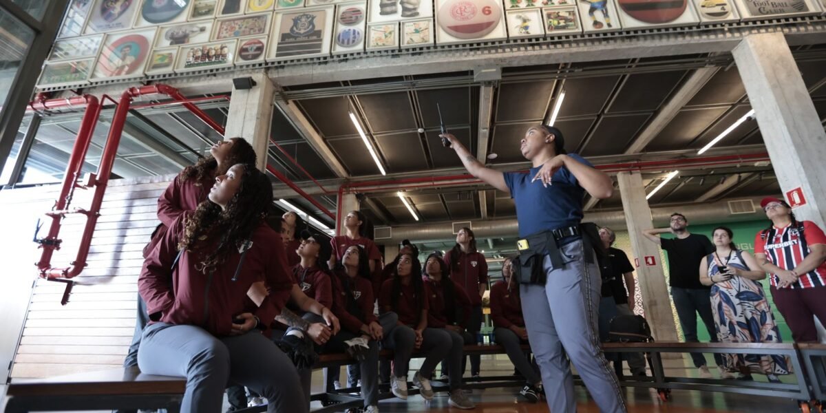 SP: Torcedores acompanham o Campeonato Feminino no Museu do Futebol