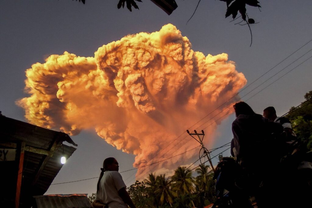Vulcão entra em erupção e voos são cancelados na Indonésia