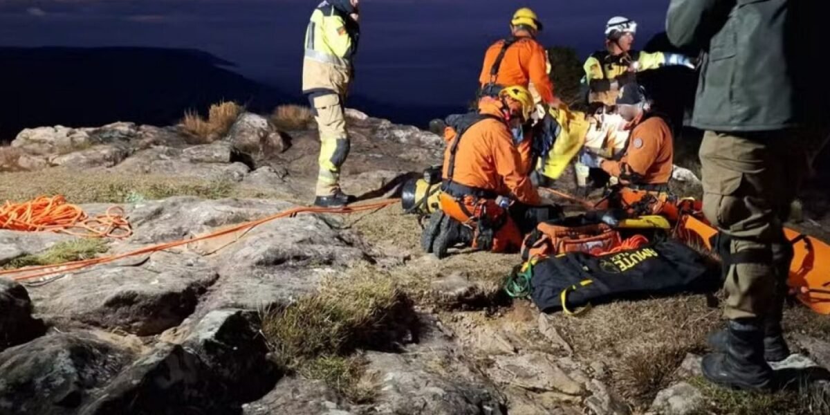 Bombeiros preparam resgate de criança que caiu em cânion no