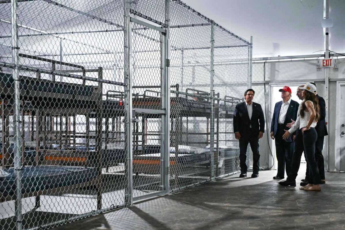 Diretriz do governo Trump pode prender imigrantes por anos -