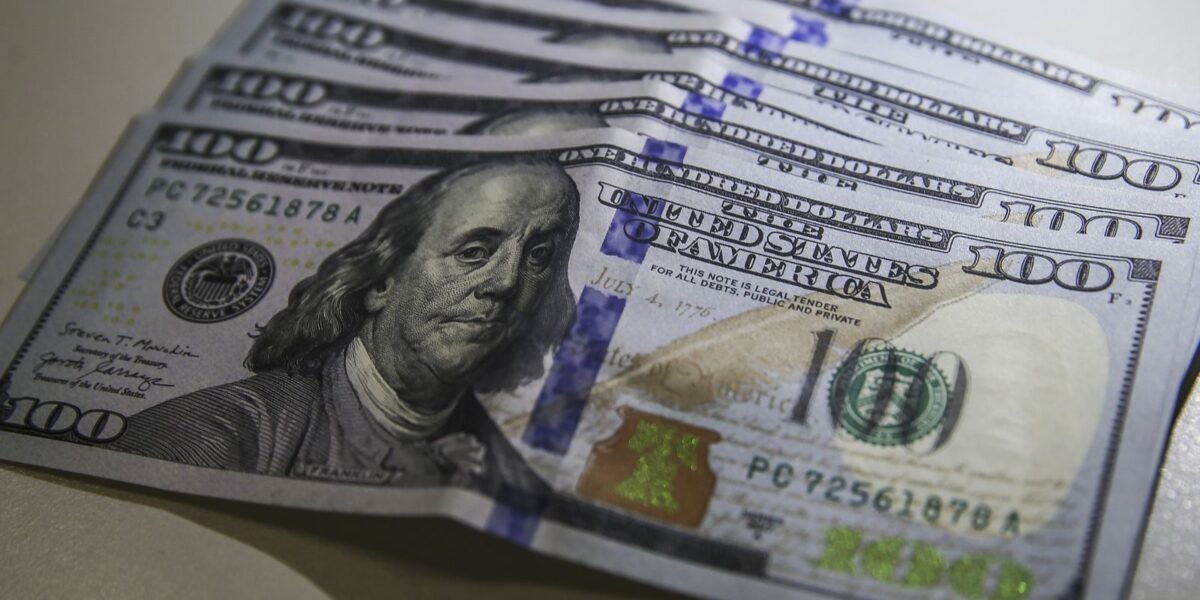 Dólar fecha praticamente estável, a R$ 5,54, mas sobe 2,26%