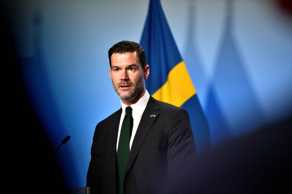 Ministro da Suécia admite vínculo do filho com neonazistas -
