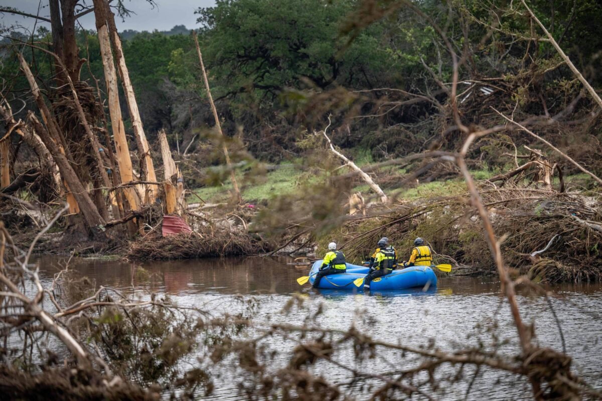 Pai tentou salvar família de caiaque em enchente no Texas