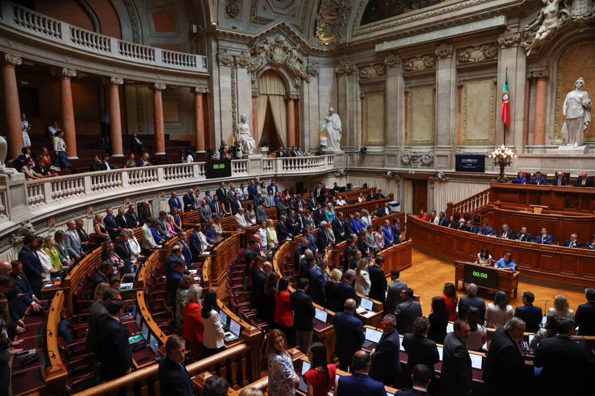 Portugal aprova pacote anti-imigração - 16/07/2025 - Mundo