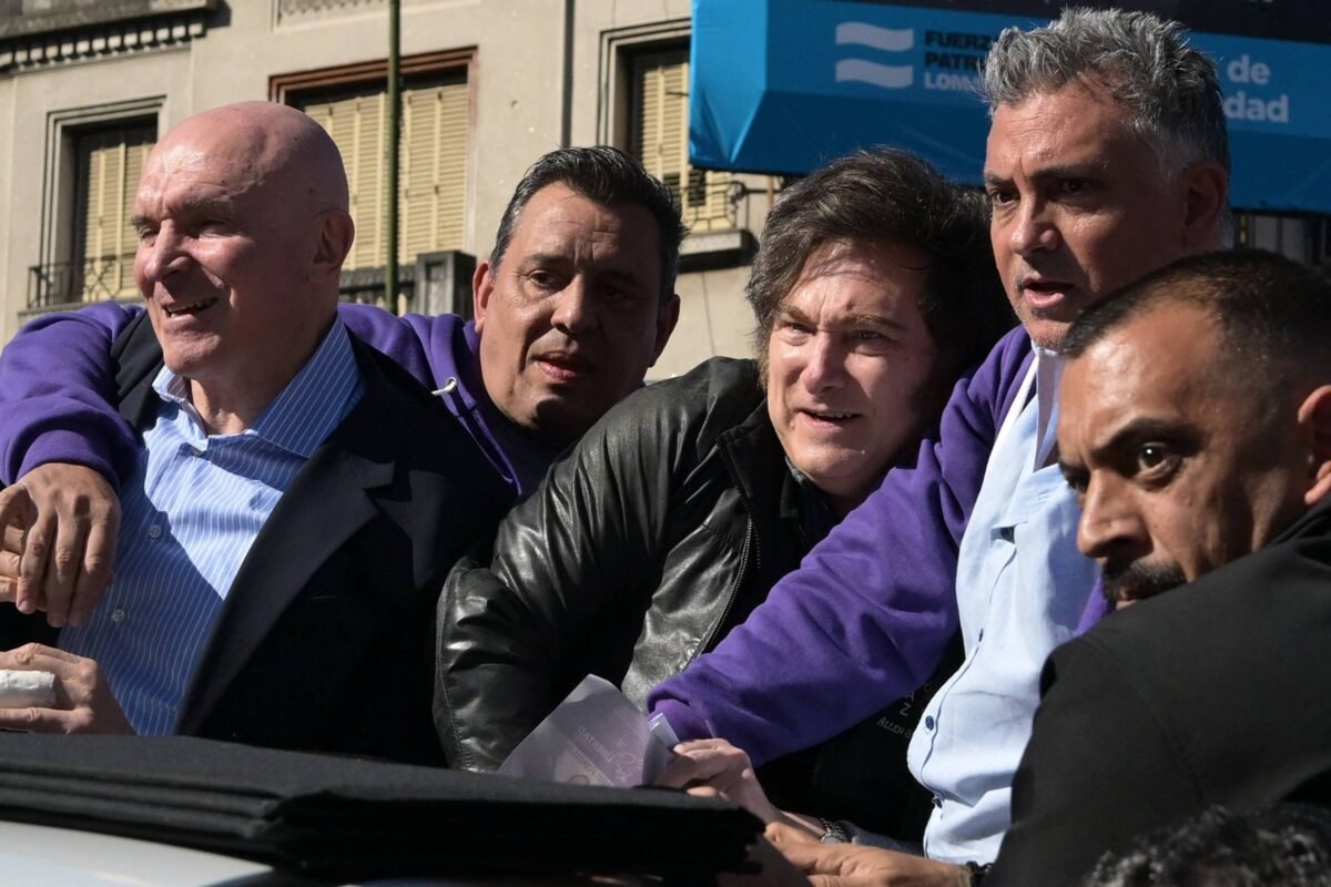 Argentina: Após pedradas, Milei diz que não se intimida -