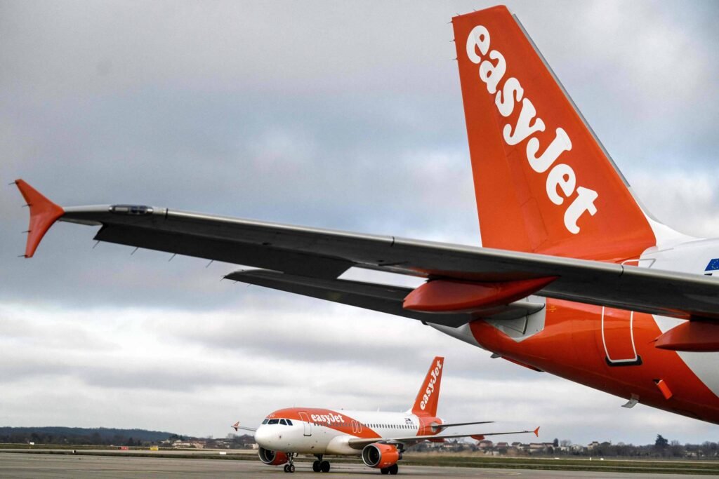 Avião retorna ao solo após homem tentar entrar na cabine