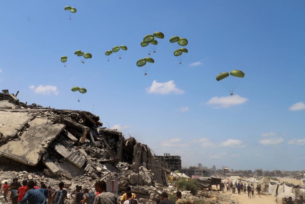Caixa de ajuda lançada pelo ar mata menino em Gaza