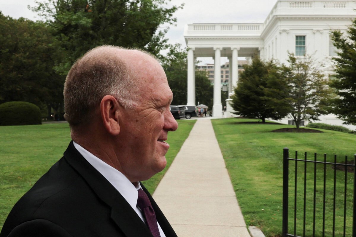 Casa Branca posta meme prometendo deportar imigrantes - 10/08/2025 -