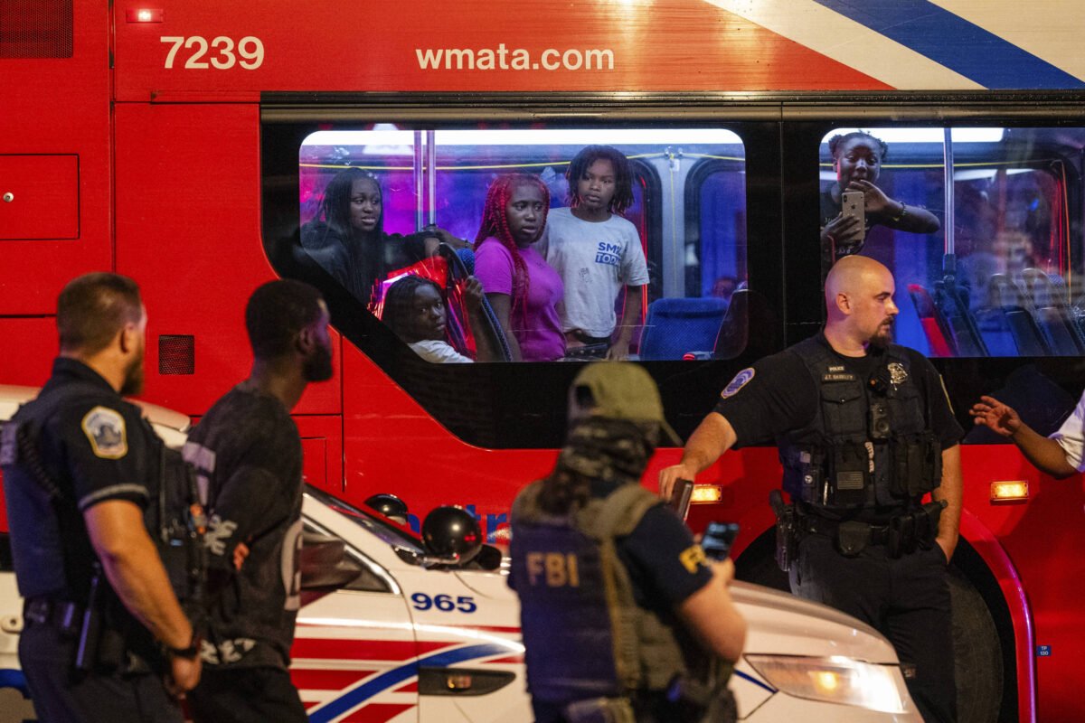 Com Trump controlando a polícia em Washington, famílias negras discutem