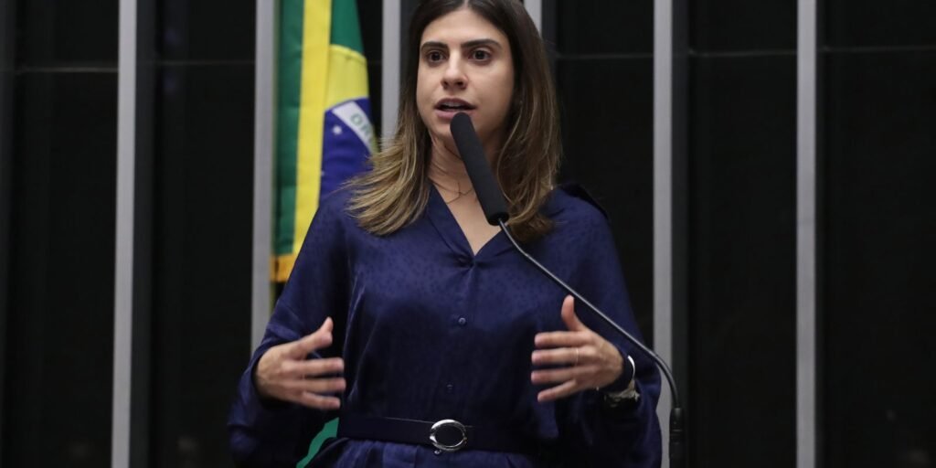 Deputada acusada de agredir Nikolas não entra em lista de