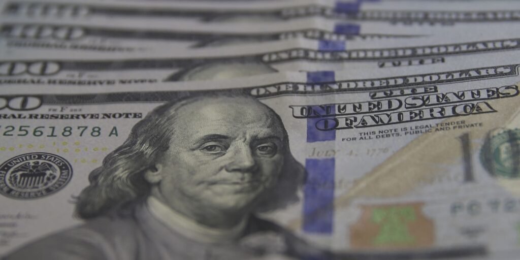 Dólar fica estável após prisão domiciliar de Bolsonaro e ata