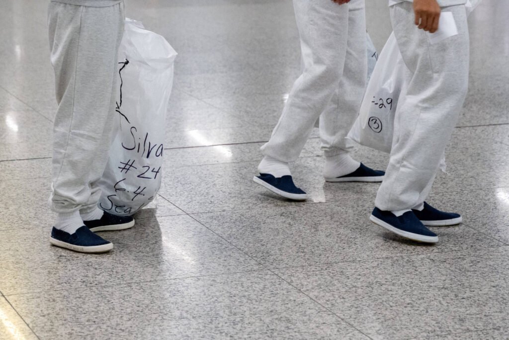 EUA: Brasileiros dizem que foram coagidos à autodeportação - 30/08/2025