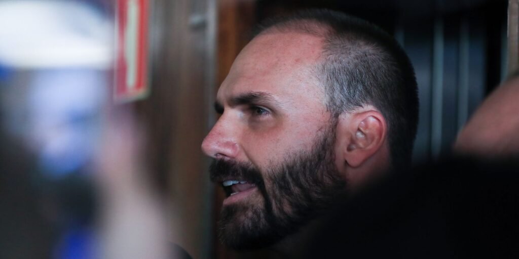 Eduardo Bolsonaro pede à Hugo Motta que possa exercer mandato