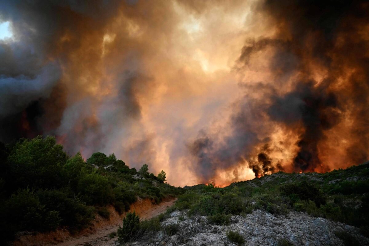 França: Grande incêndio florestal mata 1 e fere 13 -
