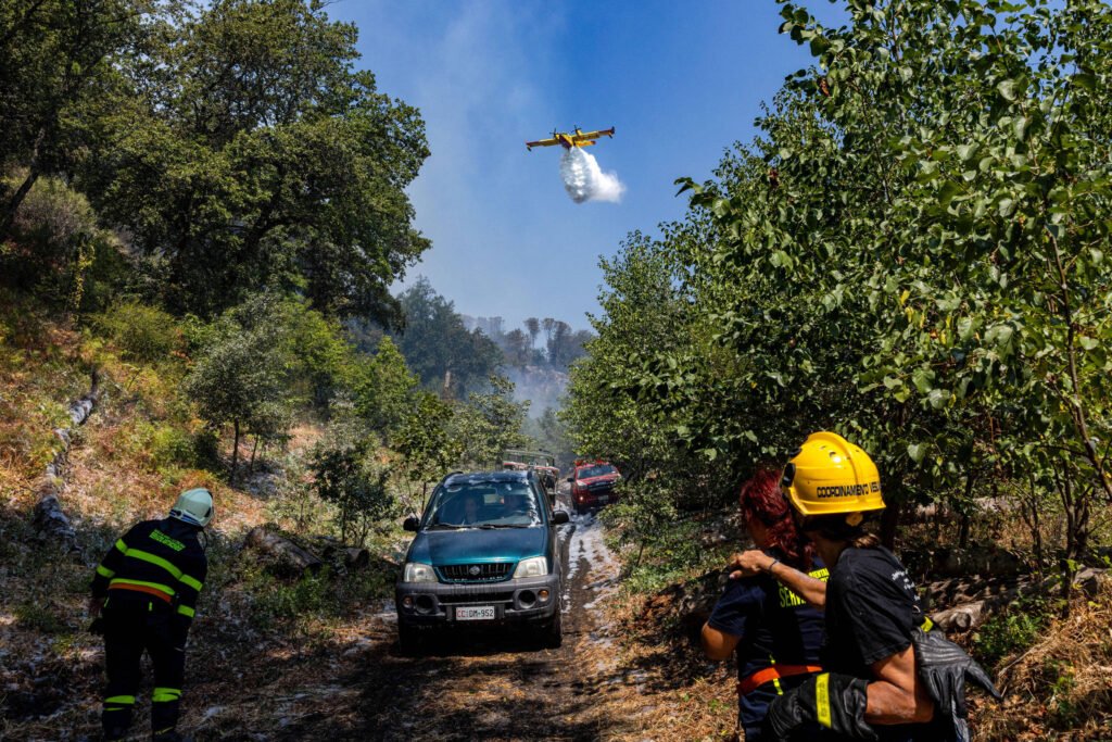 Grande incêndio no monte Vesúvio fecha acessos de turistas na