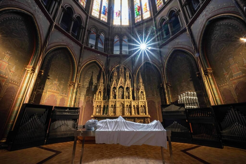Igreja nomeia padre condenado por estupro e abre crise -