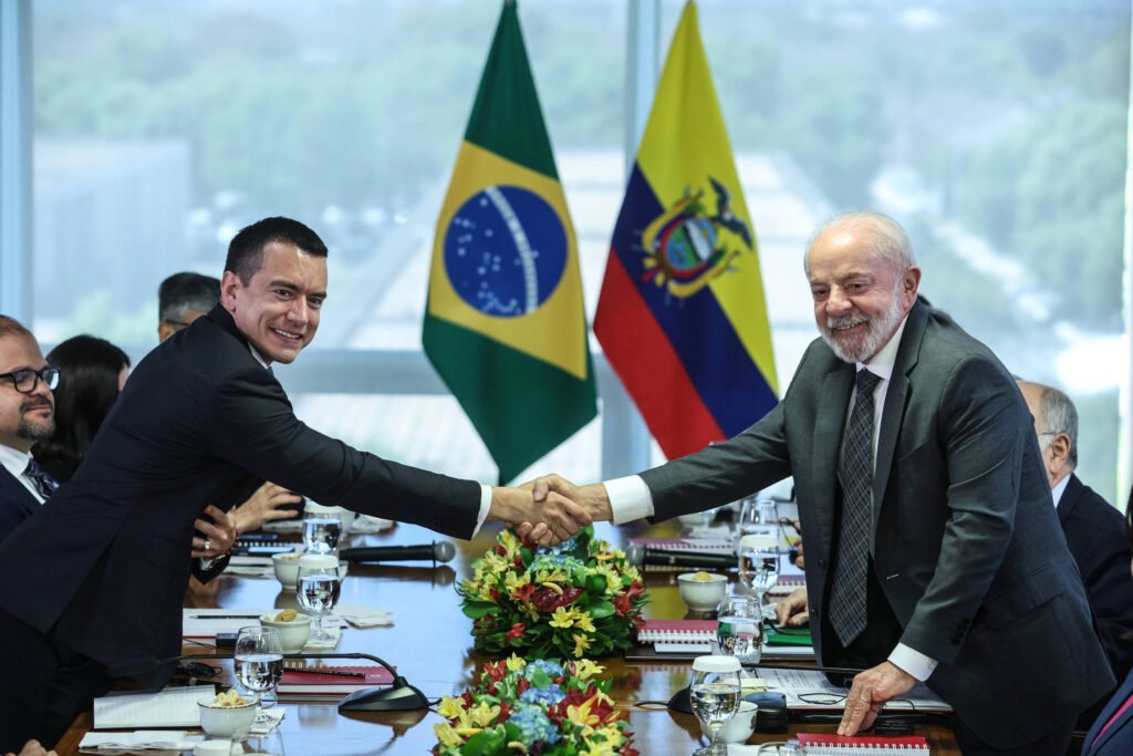 Lula encontra presidente do Equador e fala em autonomia -