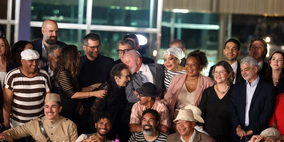 Lula recebe equipe de O Agente Secreto e destaca papel