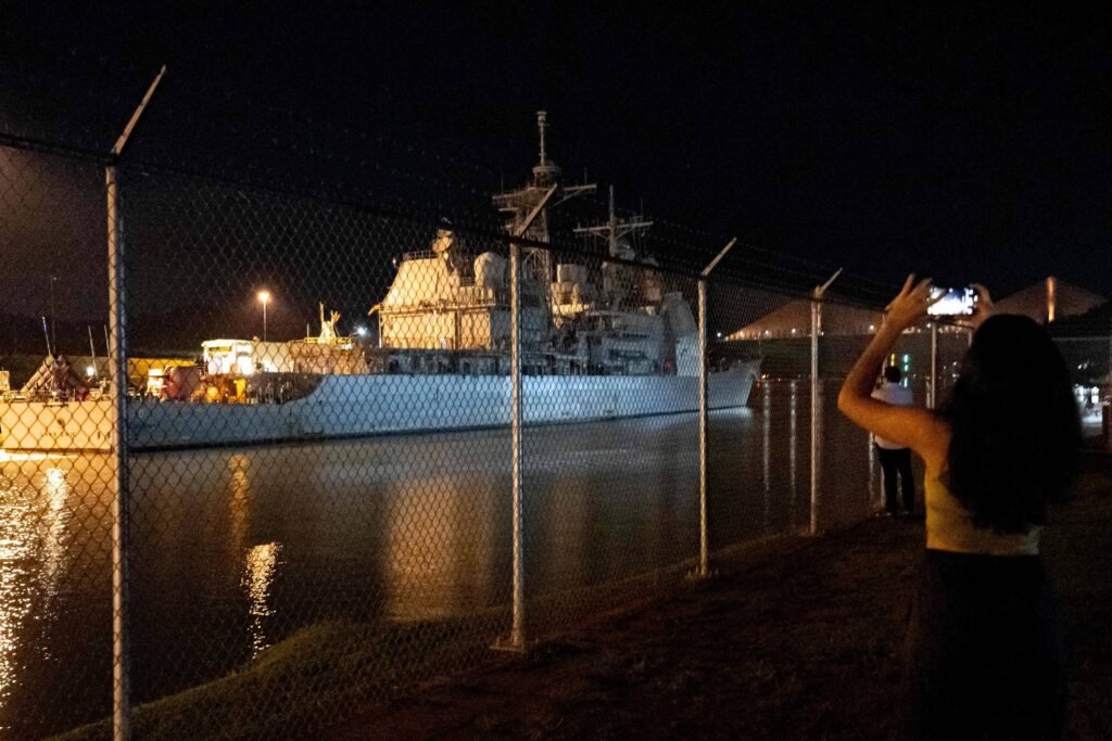 Navio de mísseis dos EUA entra no Canal do Panamá
