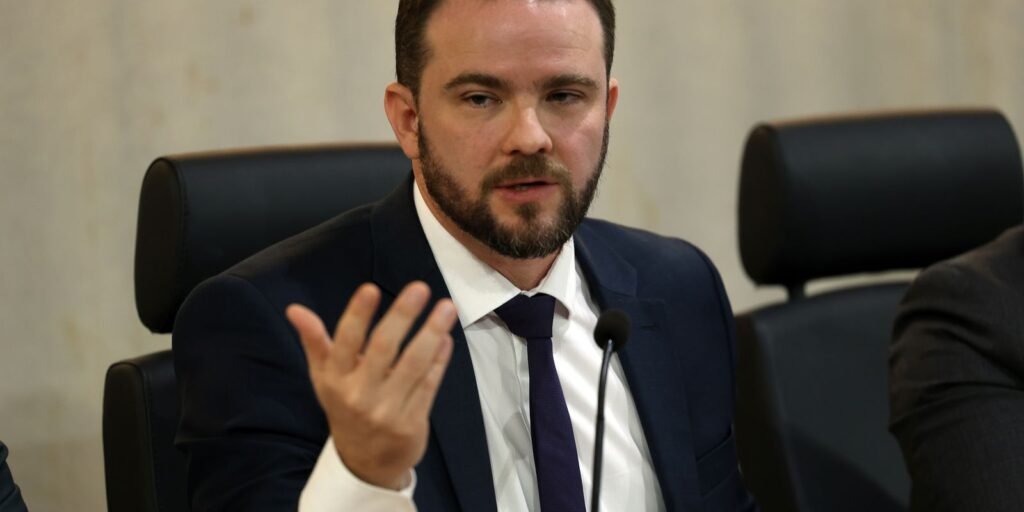 Orçamento de 2026 tem meta de superávit de R$ 34,3