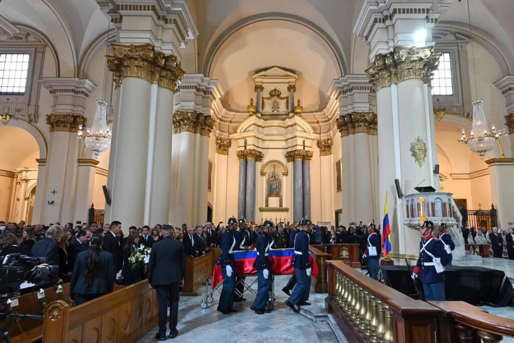 Petro não vai à missa de senador morto a pedido