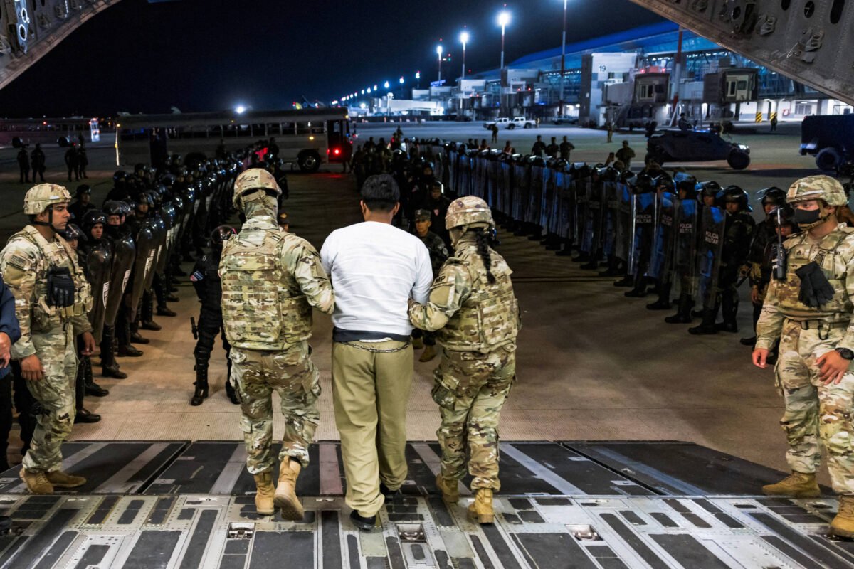 Trump autoriza militares a agirem contra cartéis de drogas -