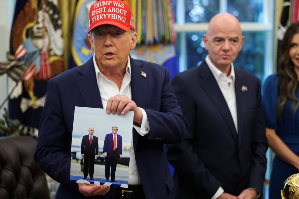 Trump exibe foto de seu encontro com Putin no Alasca