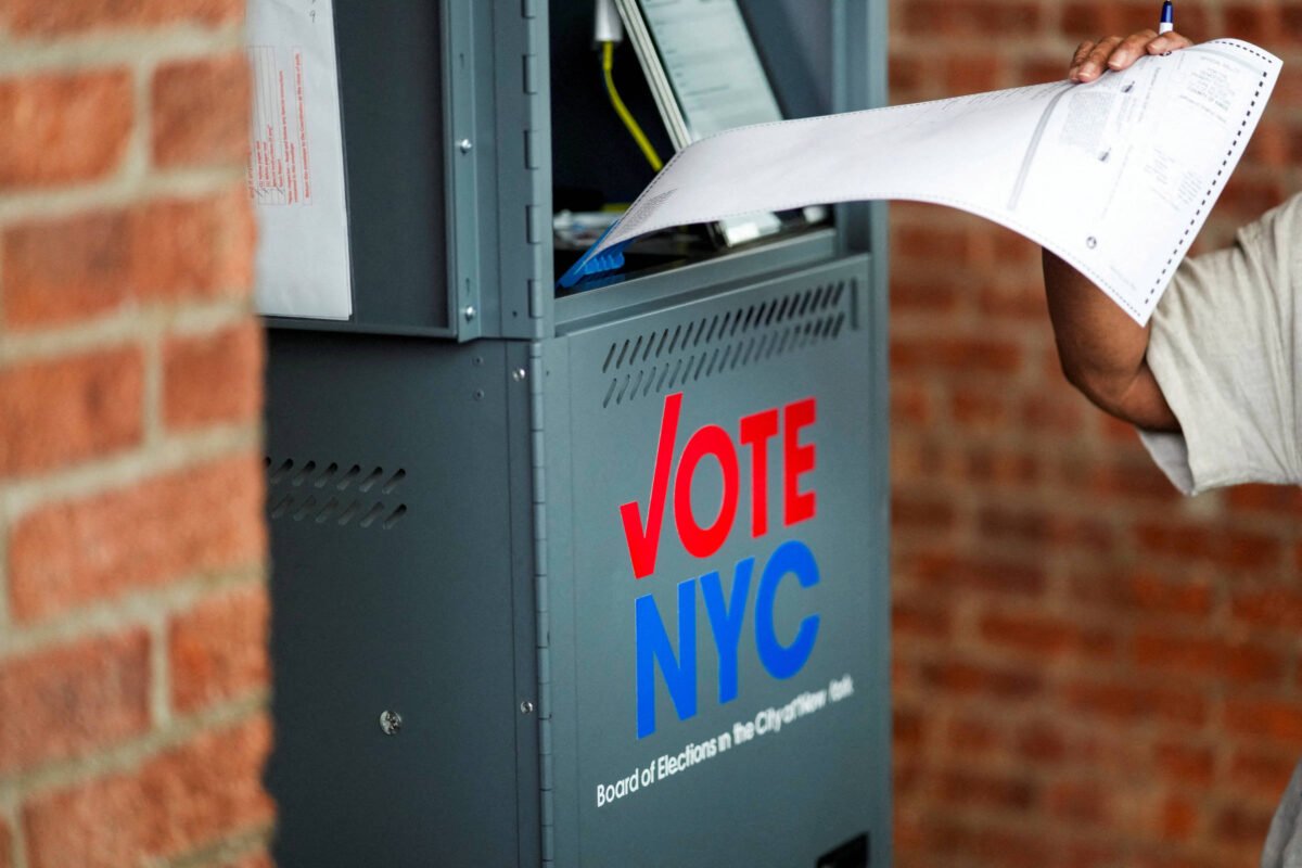 Trump fala em decreto para extinguir voto por correio -