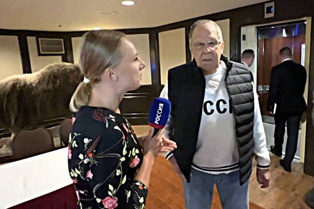 Vídeo Putin brinca com blusa soviética: 'Imperialista!' - 18/08/2025 -