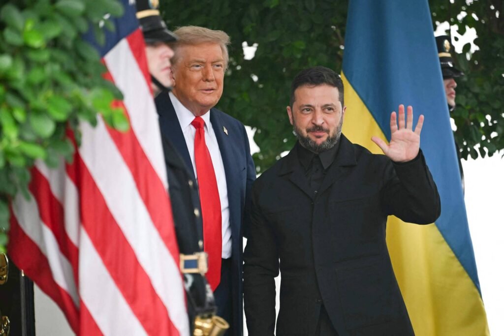 Vídeo: Repreendido por Trump, Zelenski agora usa paletó - 18/08/2025