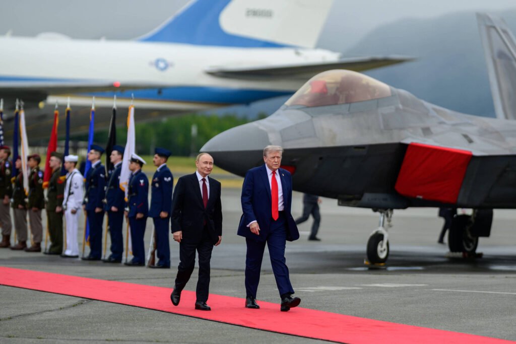 Vídeo: Trump recebe Putin com tapete vermelho e show aéreo