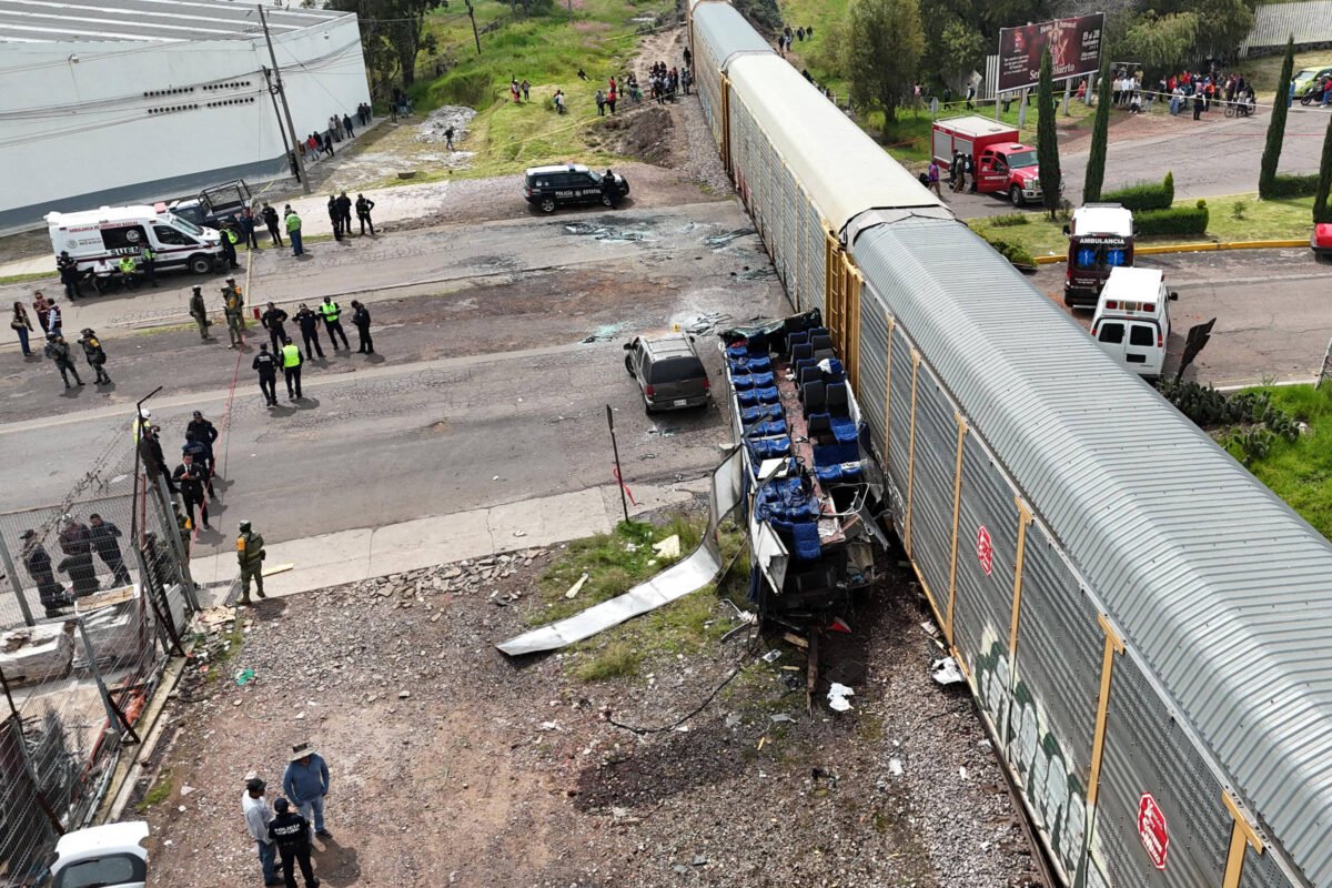 Acidente entre trem e ônibus deixa 10 mortos no México