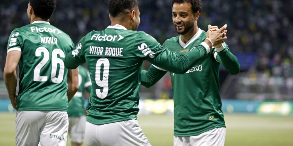 Brasileiro: Palmeiras joga no ritmo de Vitor Roque e goleia