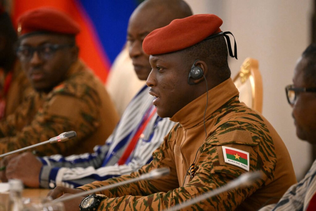 Burkina Faso aprova lei que criminaliza práticas LGBT - 02/09/2025