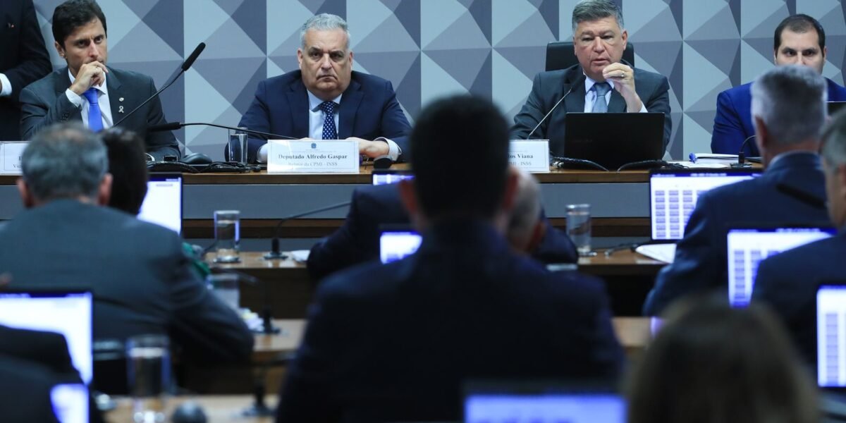 CPMI do INSS aprova convocação de parentes e sócios de