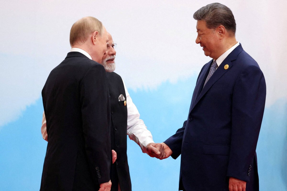 Cena cordial entre Xi, Putin e Modi é colcha de