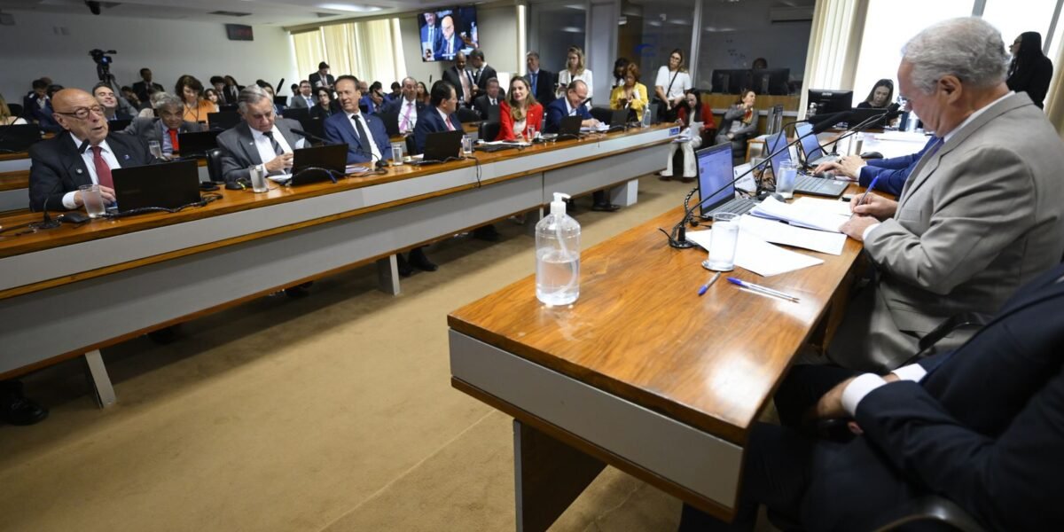 Comissão do Senado aprova isenção do IR para quem ganha