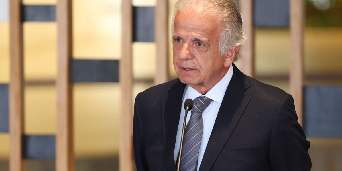 Crise entre Venezuela e EUA preocupa, diz ministro da Defesa