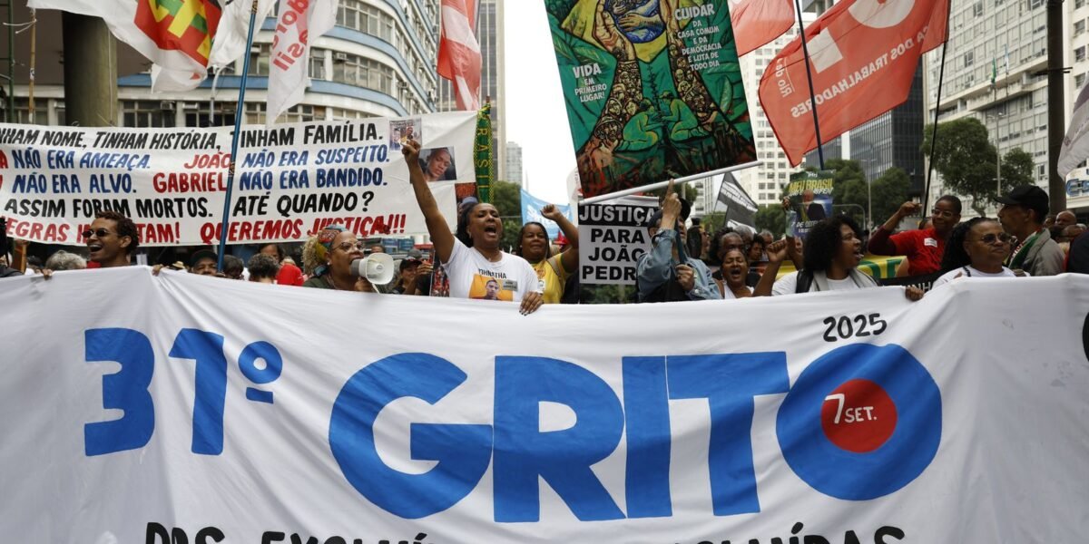 Desfile e protesto tomam as ruas do centro do Rio