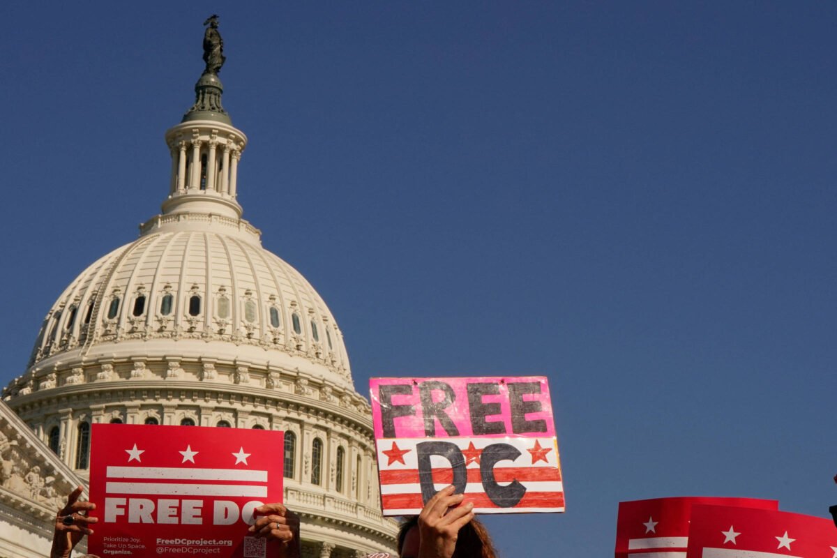 Entenda como Trump amplia poder apesar de baixa aprovação -