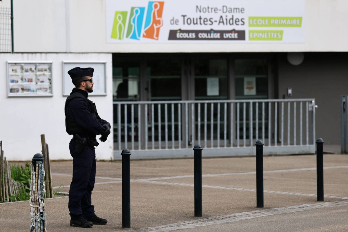 Homem esfaqueia 2 pessoas em escola francesa e é preso