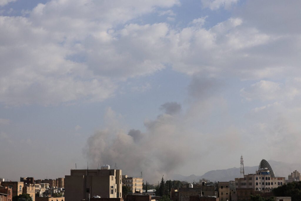 Israel bombardeia alvos houthis após ataque a hotel - 25/09/2025