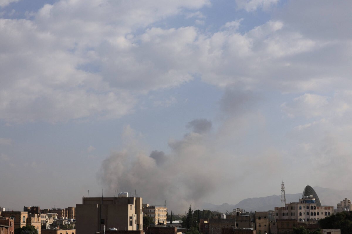 Israel bombardeia alvos houthis após ataque a hotel - 25/09/2025