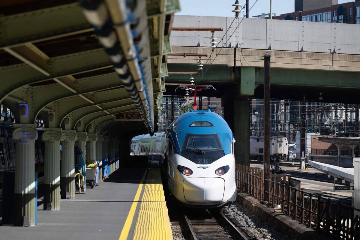 Linha de trem destruída pelo Katrina é retomada nos EUA