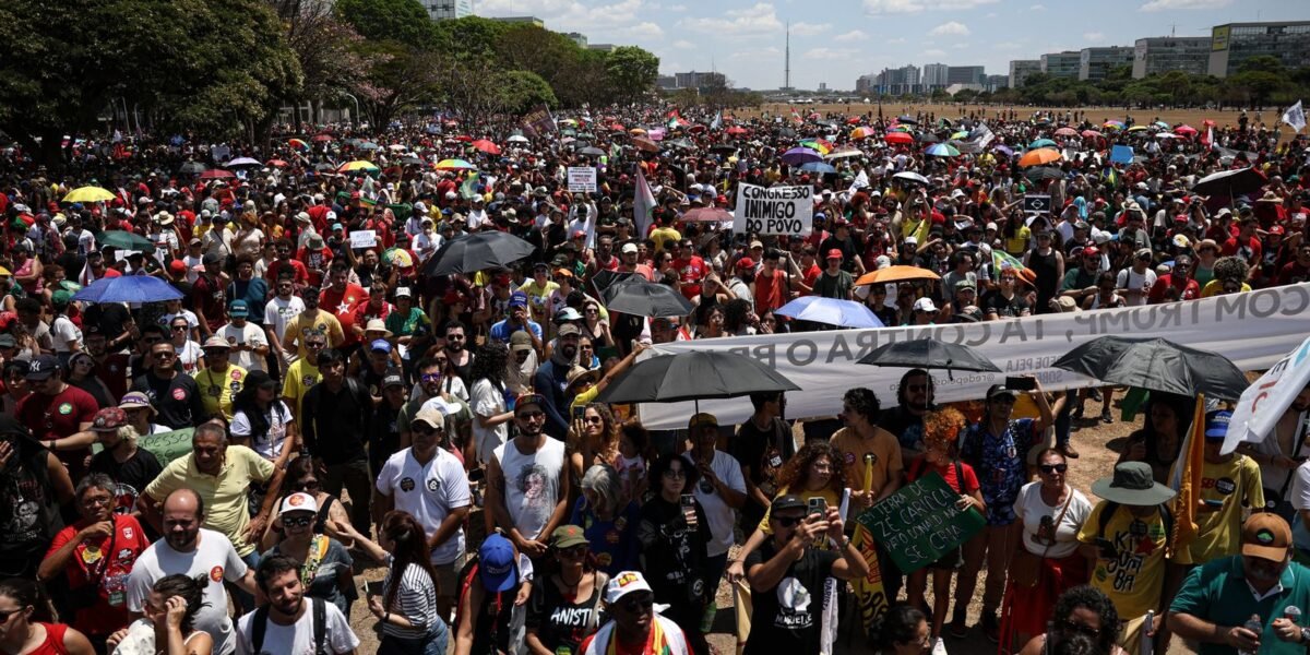 Milhares marcham no DF contra anistia a golpistas e PEC