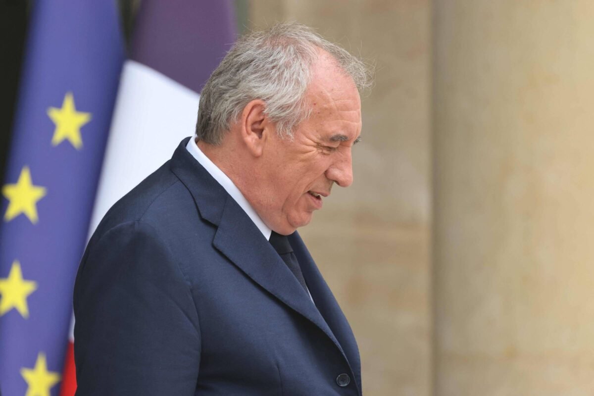 Provável queda do premiê aumenta crise política na França -