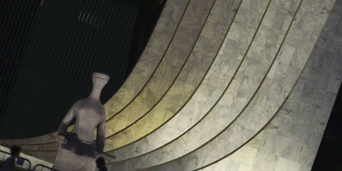 STF publica edital com citação da denúncia contra Eduardo Bolsonaro