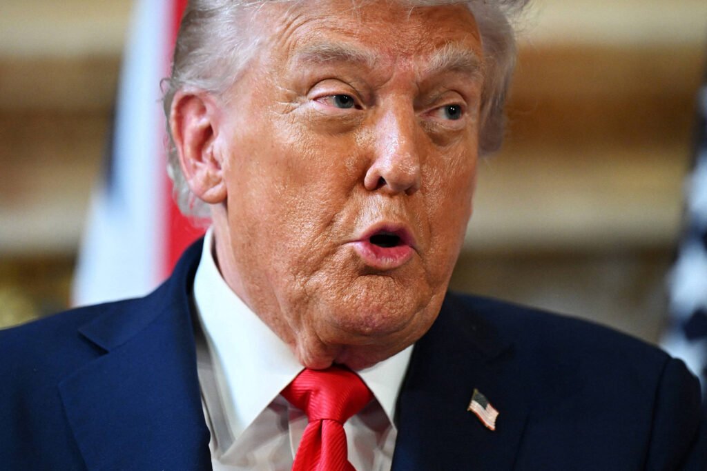 Trump ameaça retirar licença de emissoras contrárias a ele -
